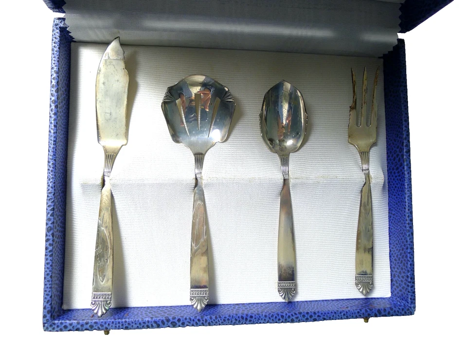 IDEA REGALO 4 POSATE DA PESCE VINTAGE ARGENTO MASSICCIO MARE BOLOGNA 1950 - Immagine 1 di 4