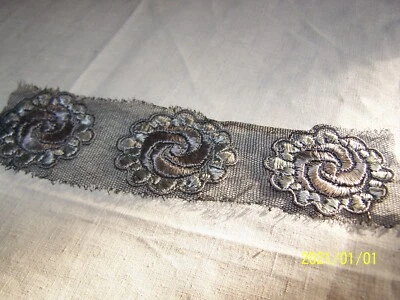 Ancienne application au fil de soie sur tulle. Couleur gris et marron. N°55 - Photo 1/3
