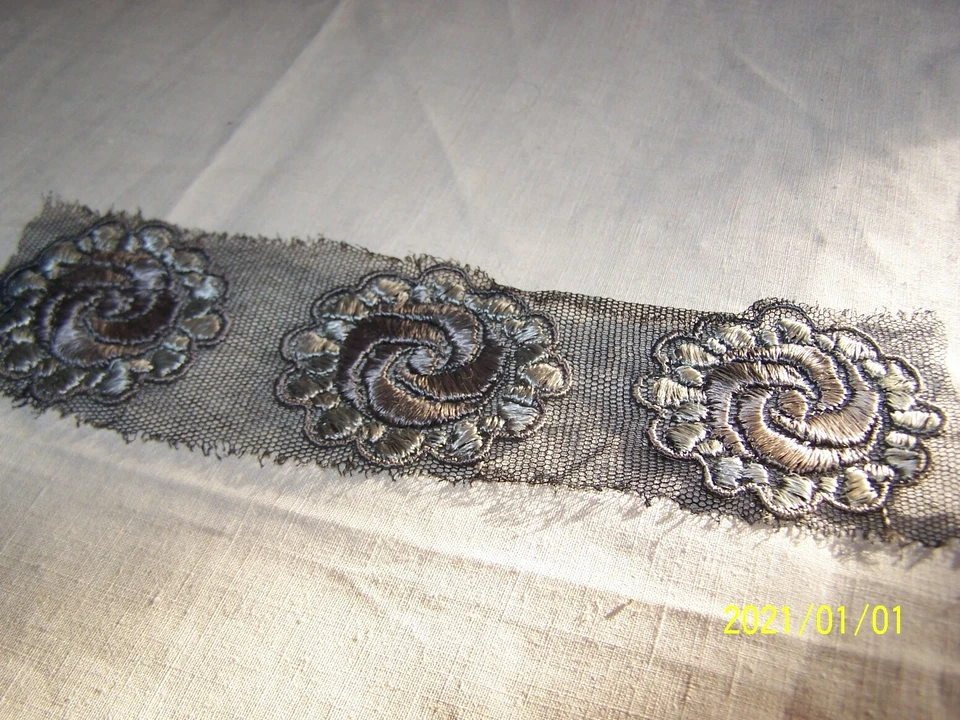 Ancienne application au fil de soie sur tulle. Couleur gris et marron. N°55 - Photo 1/3