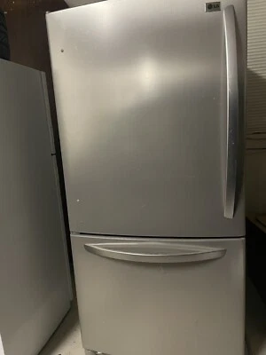 Refrigerador LG. Modelo # LBC22520TT Dimensiones 32.8 (W), 32.17 (D), 68.5 (H) Foto 1 de 3