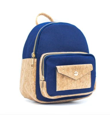 Mini mochila informal para mujer azul corte láser corcho natural y lona 3 brújulas. Foto 1 de 4