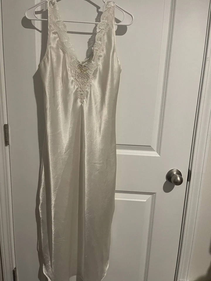 Camisón largo satinado crema talla S Maidenform. 19 Pit-pit 47 dobladillo de hombro.  Foto 1 de 4