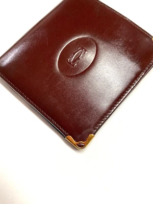 CARTERA CARTIER VINTAGE MUST CC EN RELIEVE CUADRADA DE CUERO PLEGABLE FRANCIA BORGOÑA ROJA Foto 1 de 4