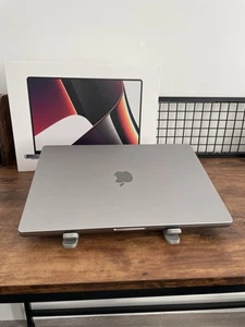 Apple MacBook Pro 16" M1 MAX, 1To SSD / 32 Go, space grey - Photo 1/9