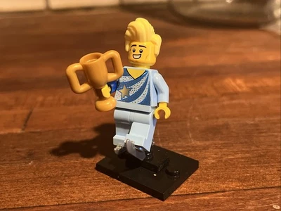 Lego Figura Patinador Serie 22 Minifigura Coleccionable con Soporte y Trofeo Foto 1 de 4
