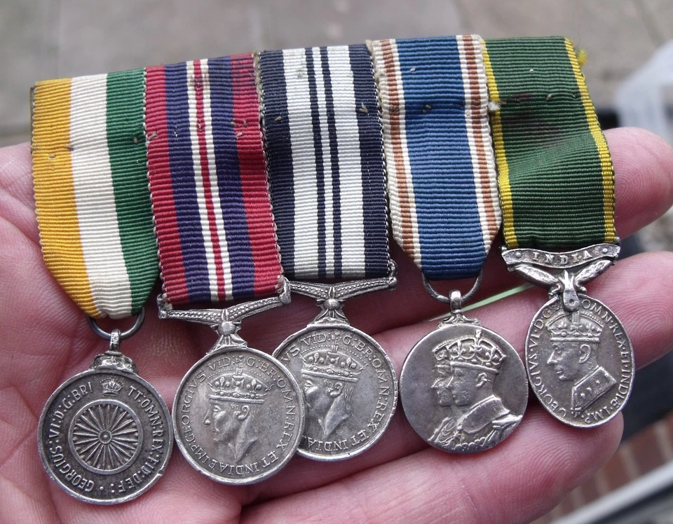 PERIOD MINIATURE WW2 MEDAL GROUP, INDIA WAR MEDAL TERRITORIAL & INDEPENDENCE ETC - Image 1 of 4