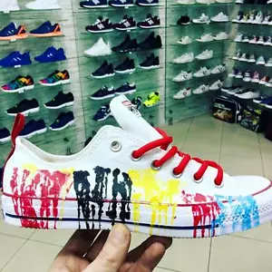 Converse bianche basse personalizzate con pittura multicolore lacci rossi 2 - Bild 1 von 4