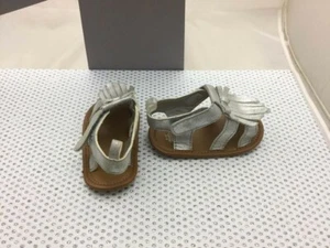 Tape à l'oeil chaussons argentés type sandale avec noeud bébé 6-12 mois - Imagen 1 de 3
