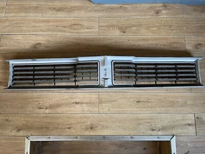 HOLDEN HT KINGSWOOD GRILLE GRILL MONARO. - Picture 1 of 8