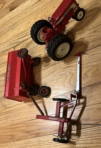 Tractor Ertl Red Farmall 404 International y accesorios juguete coleccionable 3 piezas - Imagen 1 de 19