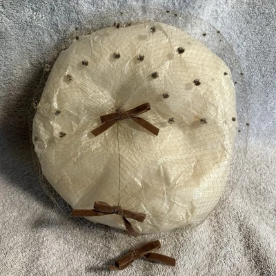 Винтажный кремовый/желтовато-коричневый Millinery шляпа сетки кружева отделки сетки бархата горошек и банты - Изображение 1 из 4