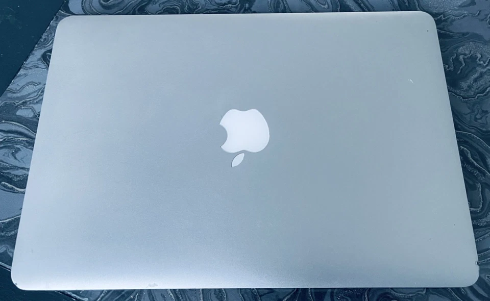 13-inch Apple MacBook Pro 2.4GHz i5 8GB RAM 256GB SSD Late 2013 A1502 - Image 1 of 4