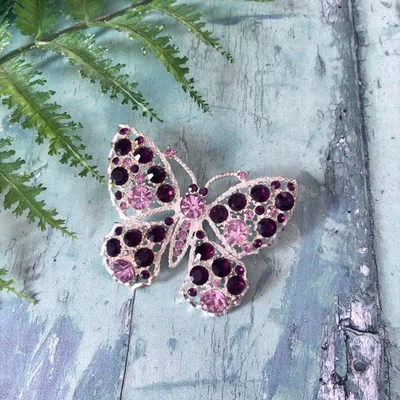 Broche Borboleta Vintage Strass, Tom Prata, Rosa Lilás Roxo Brilhante Pin - Imagem 1 de 4