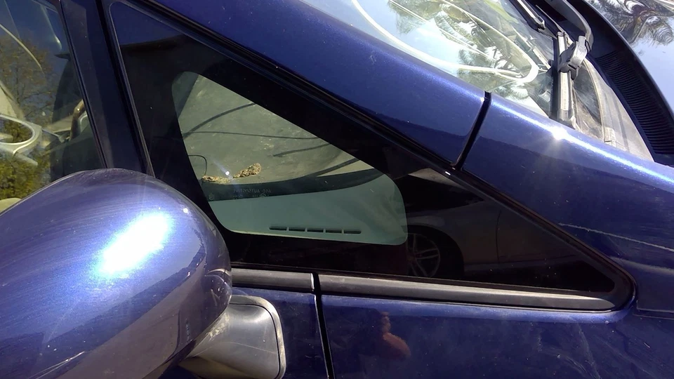 10-15 TOYOTA PRIUS (NOT PRIUS V OR C) RH FRONT VENT CORNER GLASS OEM 6211047021 - Image 1 of 1