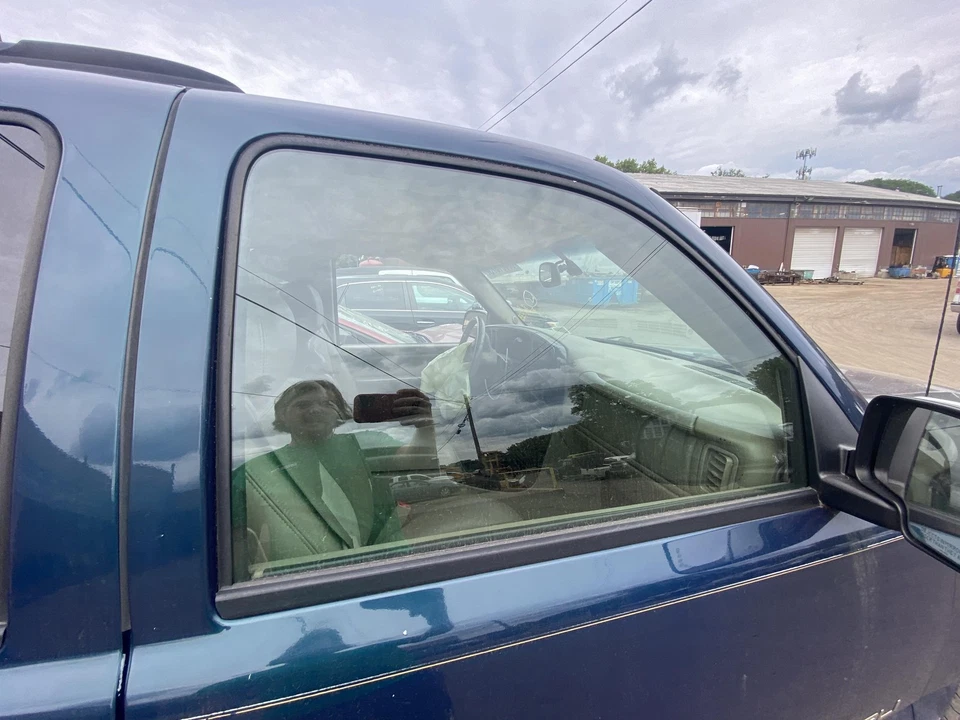 Front Door Glass Window GMC YUKON Right Passenger RH 00 01 02 03 04 05 06 - Изображение 1 из 1