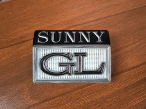SUNNY GL Rear Emblem Badge fit Datsun Sunny B210 B211 120Y GL Genuine - Foto 1 di 13