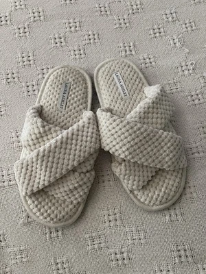 Белые нечеткие тапочки Laura Ashley Crisscross Slip On Spa размер M 6,5–7,5 - Изображение 1 из 4