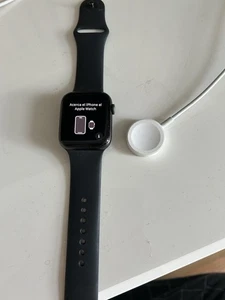 Apple Watch SE 44mm Aluminiumgehäuse-Space Grau mit Sportarmband in Schwarz GPS - Bild 1 von 8
