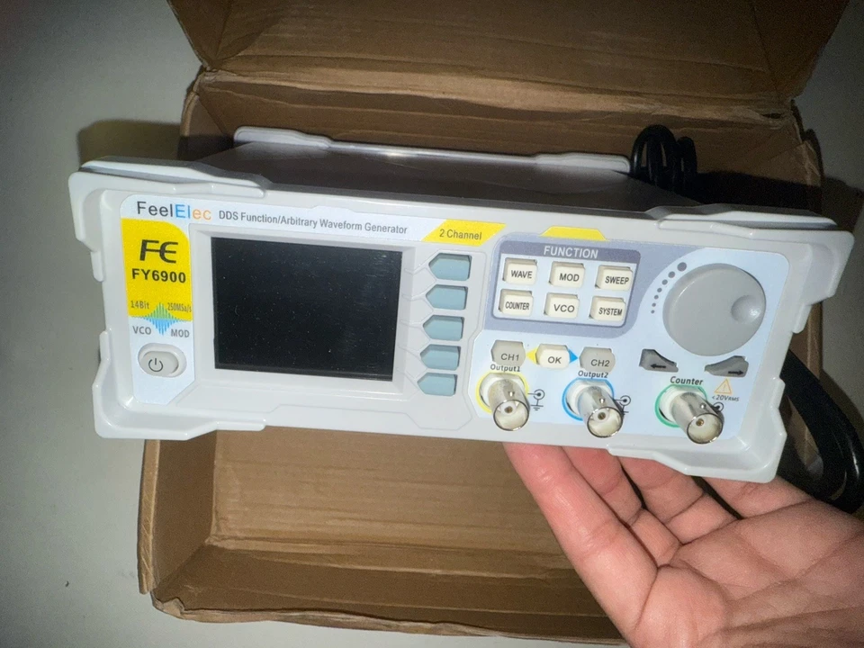 Generador de señal con función de pulso de forma de onda FeelTech FY6900-30M Foto 1 de 4