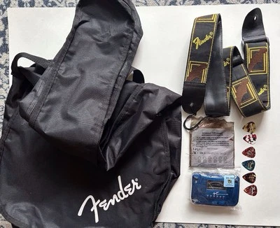 Paquete de accesorios para guitarra acústica Fender - bolsa de concierto, cuerdas, correa, afinador, selecciones Foto 1 de 4