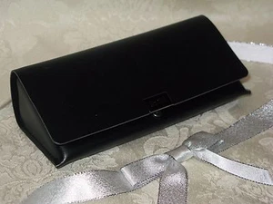 Hugo Boss Sonnenbrille/Brillenetui schwarz mit Tuch. Neu. - Bild 1 von 2