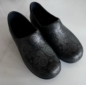 CROCS Clogs Women's 10 Dual Comfort Work Nursing Shoes Paisley Gray Black - Picture 1 of 8
