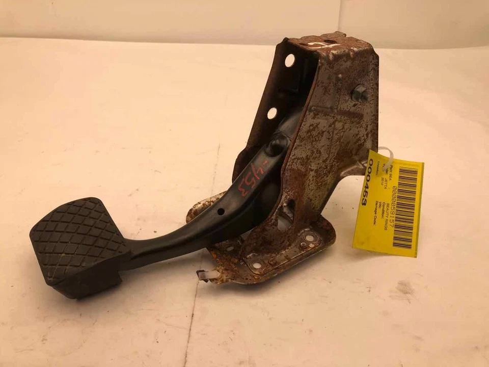 2010 VOLKSWAGEN JETTA Automatic Transmission Brake Pedal Assembly w/ Bracket - Изображение 1 из 4