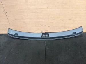 TESLA MODEL Y EV 5YJY BAGAGLIAIO BATTITACCO CHIUSURA INFERIORE RIVESTIMENTO 1494631-00-C - Foto 1 di 6