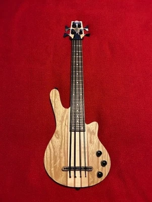 Ukelele bajo estilo Strat MAHALO Foto 1 de 4