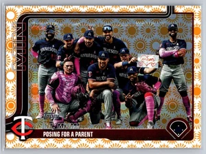 2025 Topps #584 Hi, Mom! Posieren für Eltern Urlaub Sonne parallel - Bild 1 von 2