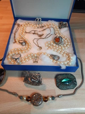 Schmuck Konvolut in Schmuck box - Bild 1 von 3