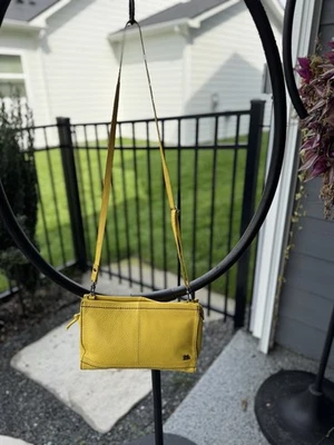 Bolso sin asas de cuero amarillo The Sak Bandolera Cartera Foto 1 de 4