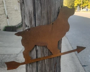 METAL RUSTIC WALL DECOR DOG ON A ARROW - Picture 1 of 3