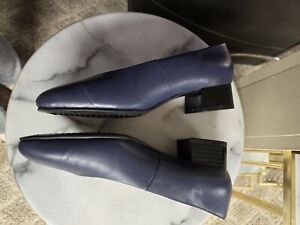 Lasting comfort Brand ladies 7 1/2 Wide Navy Blue Leather block 1.5" heel shoes