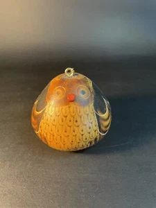 "Calabaza decorativa de arte popular peruano con adorno de sonajero de pájaro búho tallado 2,5""" - Imagen 1 de 10