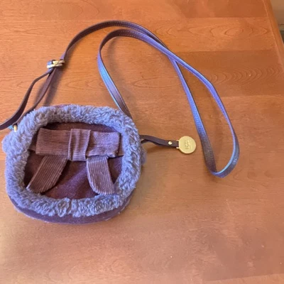 Bolso Bandolera Ugg Bailey Púrpura Piel de Oveja y Gamuza Pana Lazo Hombro Foto 1 de 2