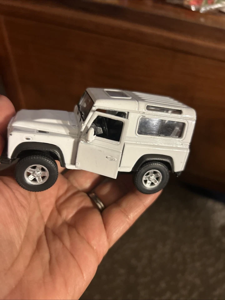 Camión fundido a presión WELLY ESCALA 1:38 blanco Landrover Defender modelo retroceso leer Foto 1 de 1