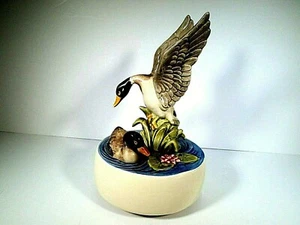 MALLARD DUCKS FIGURINE/MUSIC BOX PLAYS OVER THE RAINBOW MINT RARE VTG 1950'S - Picture 1 of 5