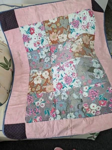 Vintage 37 x 46 rosa bunt Blumen Patchwork Baby Quilt Flanell Rückseite - Bild 1 von 4