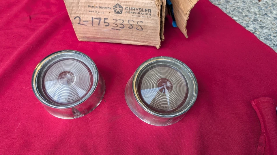 Lente de respaldo Plymouth 1957 nuevo de lote original vagón suburbano Mopar parte no 1753 388 Foto 1 de 4