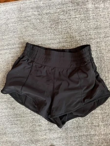 SCHÖN! Lululemon Größe 4 Hotty Hot hoch geschnitten gefüttert 2,5" Shorts schwarz - Bild 1 von 3