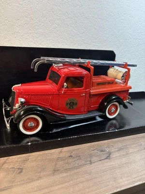 Solido Ford Pompier 1:18 Diecast Model Beverly Hills FD No 3 Ref 8026 - Image 1 of 4
