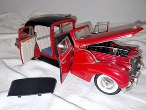 Signature 1/18 Scale 1938 Cadillac V16 Fleetwood - Red Collectible - Picture 1 of 12