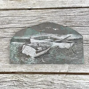 Barcos de remos de pizarra de dibujo a mano alzada de 5,5" vintage en agua Vermont artista arroz E&M - Imagen 1 de 3