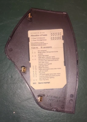 Mercedes-Benz OEM - Cubierta de fusibles cabina negra A210 680 07 78 - W210 E320 E430 Foto 1 de 2