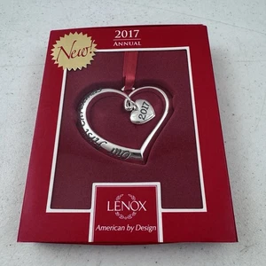 LENOX 2017 Ornamento Nuestra Primera Navidad Corazón de Plata en un Corazón - Imagen 1 de 4