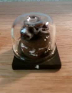 Pastel de trufas de chocolate triple miniatura para casa de muñecas - hecho a mano - Imagen 1 de 3
