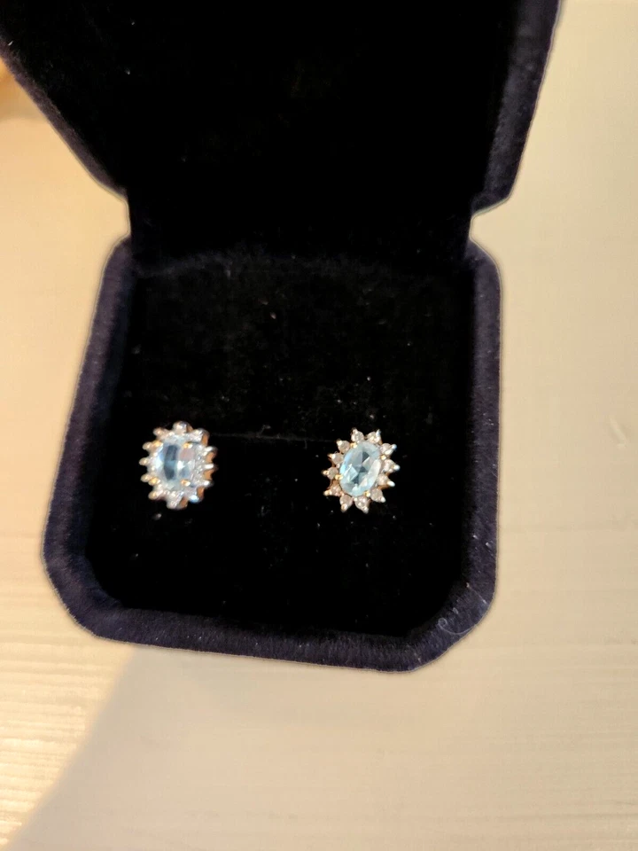 Aretes de aguamarina y diamantes de oro amarillo de 14 k montaje en cesta Foto 1 de 3