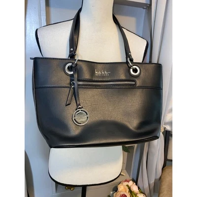 Bolso de mano Nicole Miller New York negro con logotipo plateado bolsillos con cremallera asas superiores  Foto 1 de 4