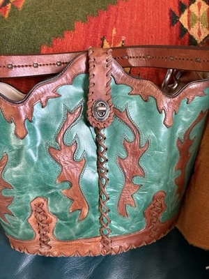 Bolsa tiracolo Boots to Bags Old West couro marrom turquesa costurada à mão - Imagem 1 de 4